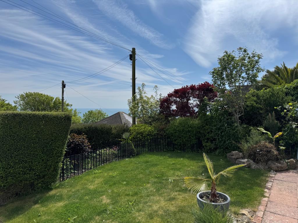 Lot: 142 - COTTAGE WITH SEA VIEWS FOR INVESTMENT OR OCCUPATION - The Garden at the Side of the Cottage